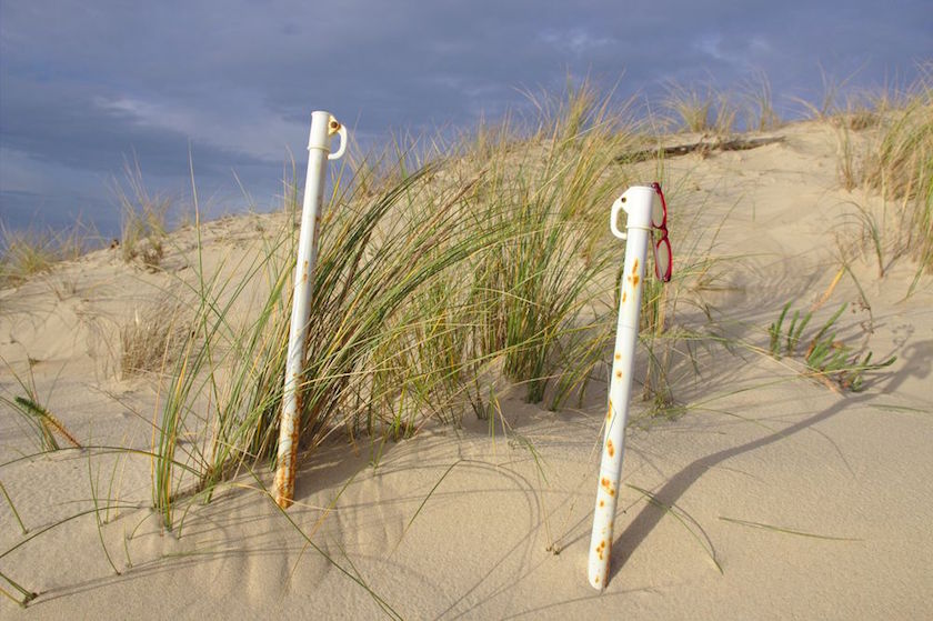 parasols oubliés sur la dune
