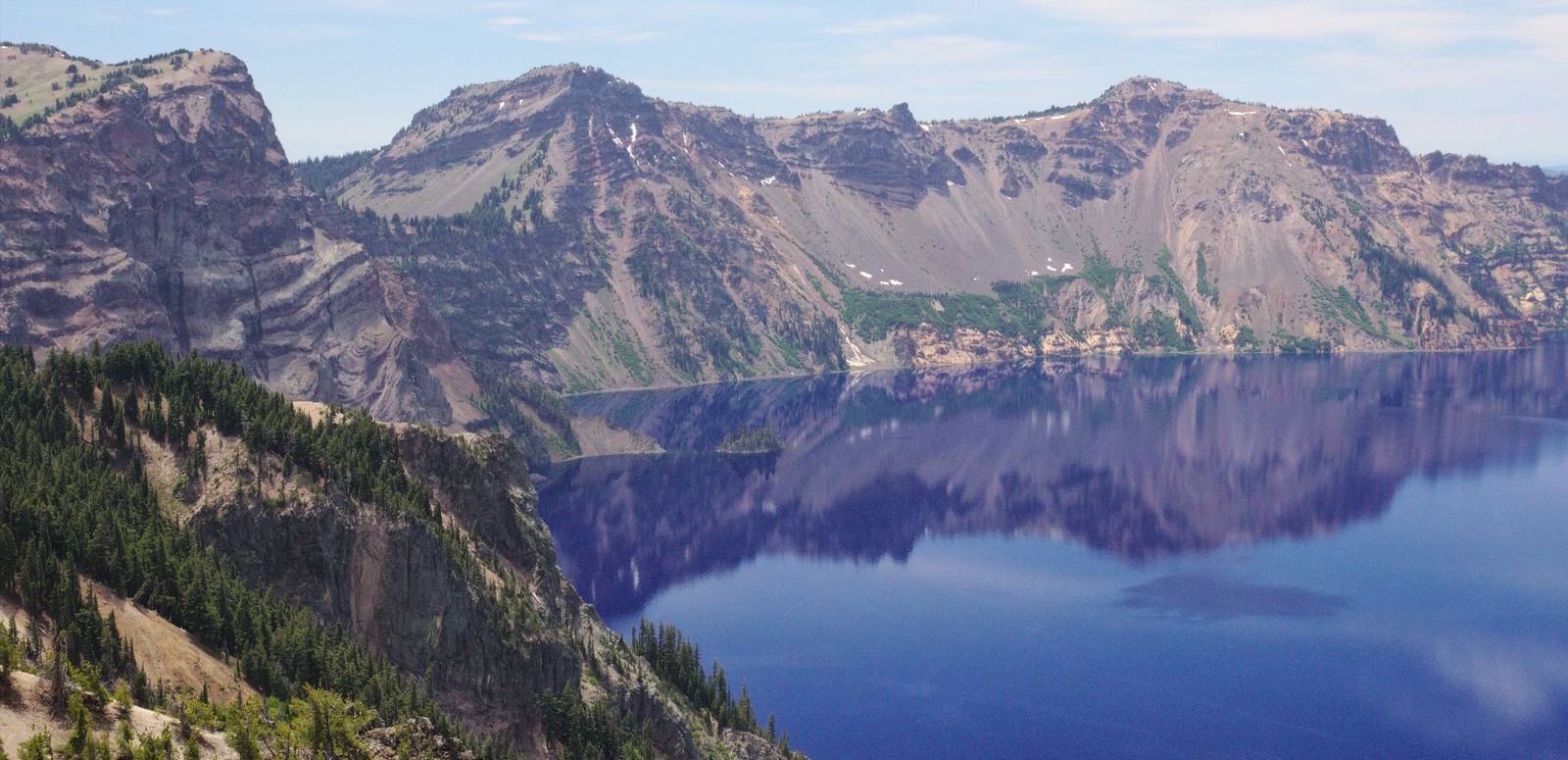 un lac beau et bleu : Crater Lake dans l'Oregon aux USA